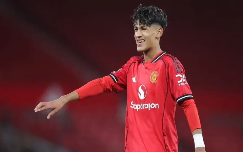 مانشستر يونايتد يمنع لاعبه صاحب الـ 15 عاماً من المشاركة في الدوري الإنجليزي